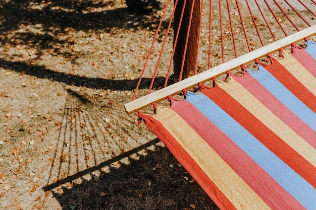 Jardín de verano con hamaca colgante para relajarse