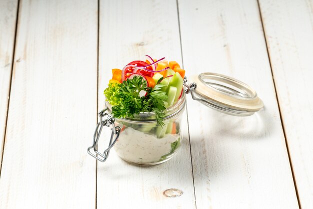 Jardín de verduras saludables en un frasco de vidrio