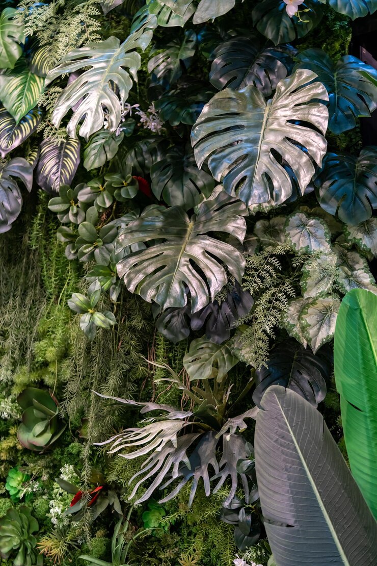Un jardín vertical lleno de varios tipos de pequeños árboles dispuestos juntos dando la sensación de frescura y relajación