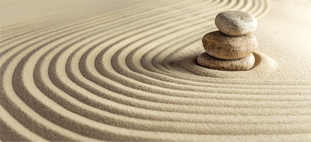 Jardín zen japonés con piedra en arena rastrillada