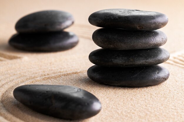 Jardín zen japonés con piedra en arena rastrillada