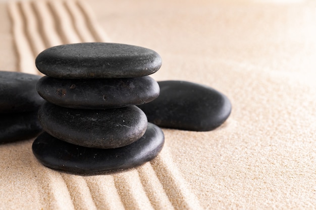 Jardín zen japonés con piedra en arena rastrillada