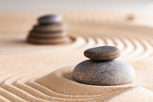 Jardín zen japonés con piedra en arena rastrillada