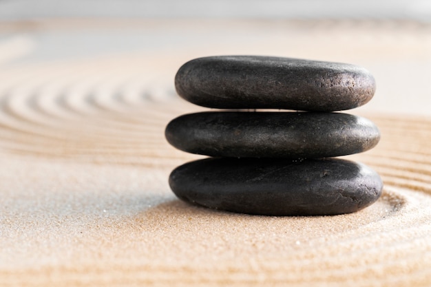 Jardín zen japonés con piedra en arena rastrillada