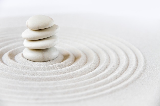 Foto jardín zen japonés con piedras de equilibrio