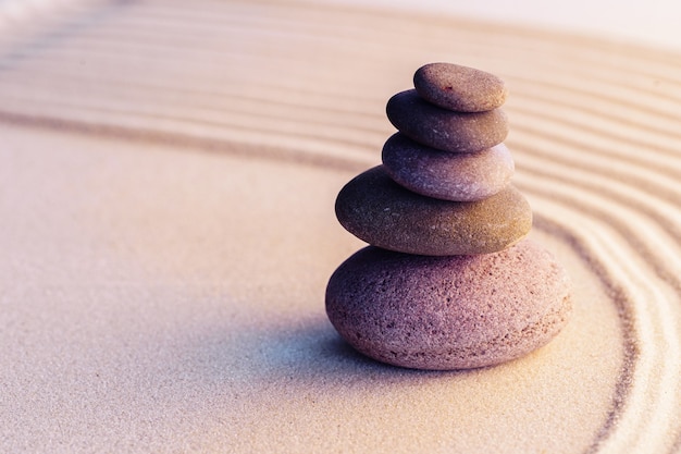 Jardín zen de meditación con piedras sobre la arena, imagen de tonos