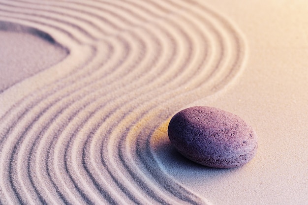 Jardín zen de meditación con piedras sobre arena, tonificada