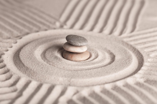 Foto jardín zen con piedras sobre fondo de arena