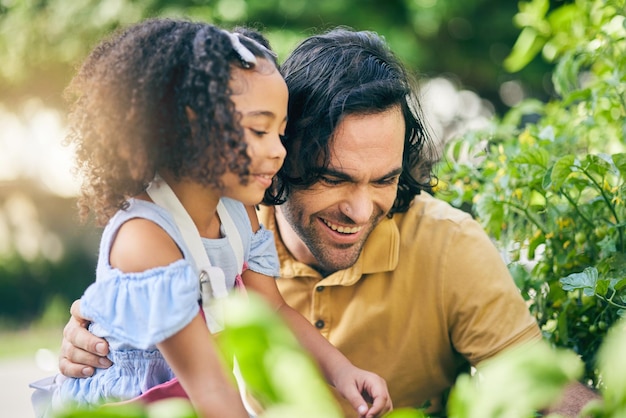 Jardinagem pai e filho sorriem com plantas ensinando e aprendendo com o crescimento na natureza juntos Sustentabilidade do quintal e pai ajudando a filha na horta com amor, apoio e diversão