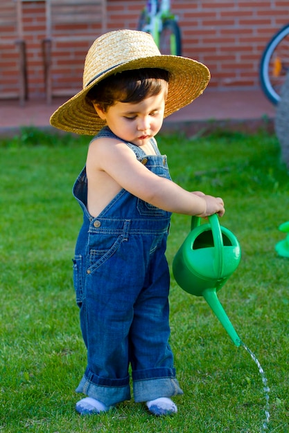 jardineiro bebezinho brincando no jardim da frente