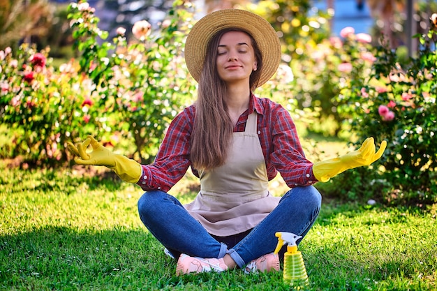 Foto jardineiro calmo da mulher que medita