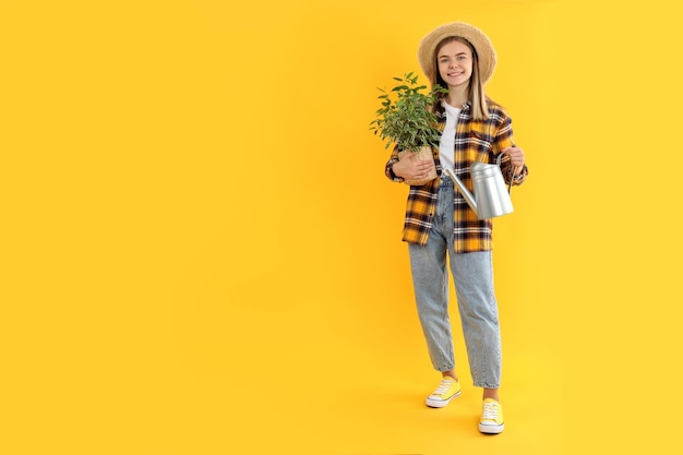 Jardineiro jovem atraente em fundo amarelo