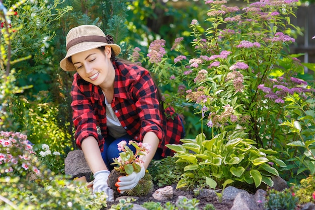 jardineiro jovem plantando flores no jardim