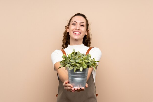 Jardineiro mulher segurando uma planta