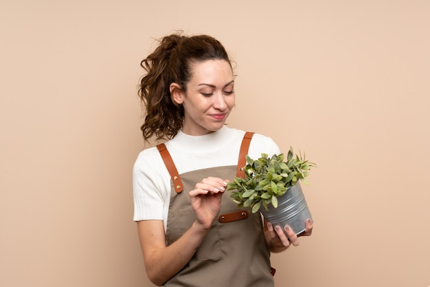 Jardineiro mulher segurando uma planta