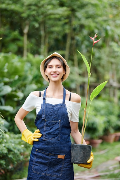 Jardineiro posando com vaso de flores