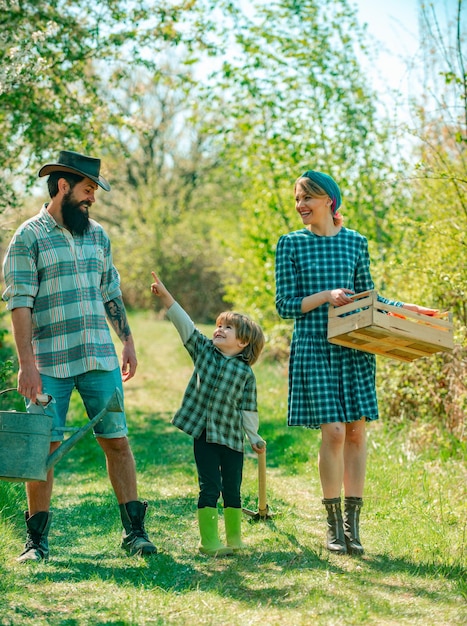 Jardineiros familiares estilo de vida ecológico e vida familiar retrato do dia da terra de esposa e marido com filho ...