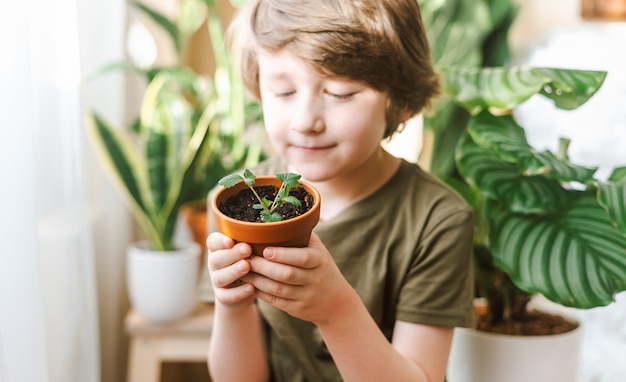 Jardineiros infantis em vasos de plantas