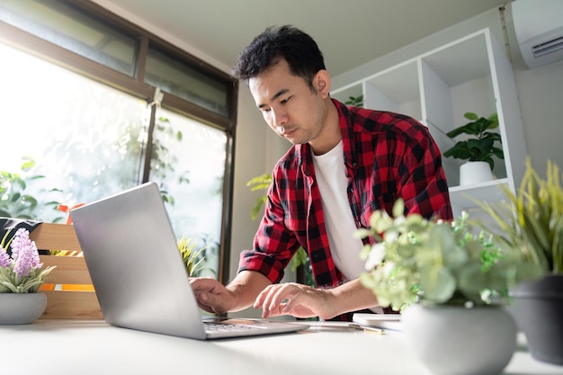 Jardiner inteligente optimizando la disposición de las plantas con tecnología portátil