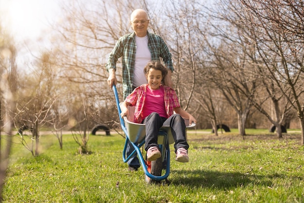 jardinería, abuelo y nieta en el jardín.