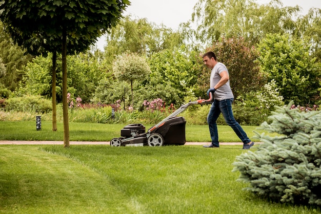 Jardinero cortando el césped.