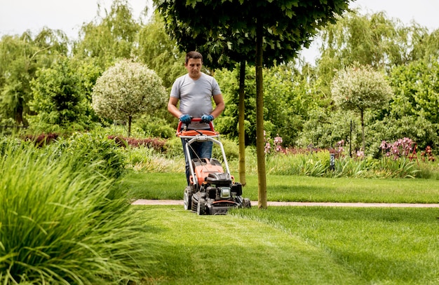 Jardinero cortando el césped.