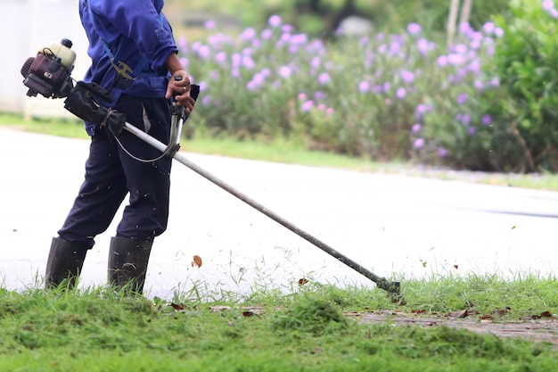 El jardinero está cortando hierba