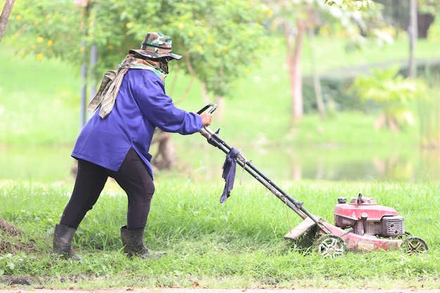 El jardinero está cortando la hierba.