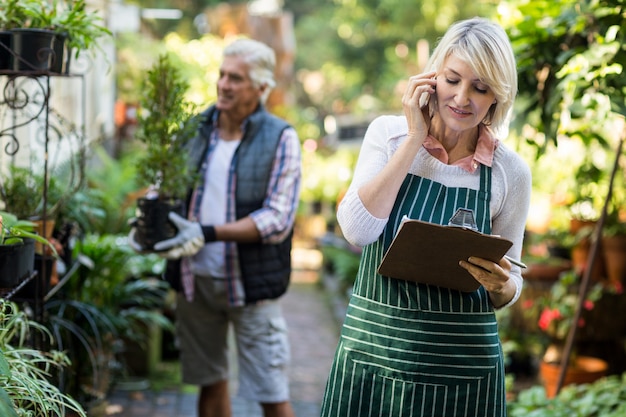 Jardinero hablando por teléfono móvil