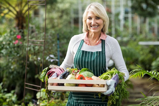 Jardinero hembra con cajón de verduras