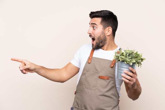 Jardinero hombre con barba