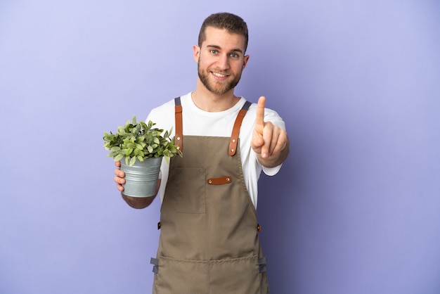 Jardinero joven sobre fondo aislado