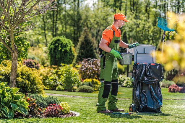 Foto un jardinero limpia el patio privado después del mantenimiento de rutina