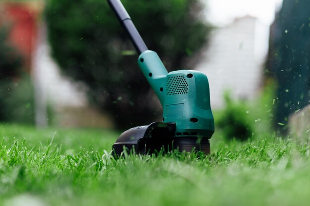 Jardinero macho cortando el césped