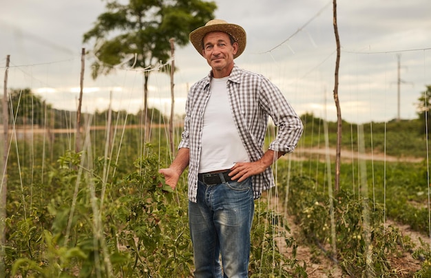 Jardinero macho maduro en la granja