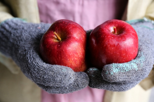 Jardinero mano asimiento manzana