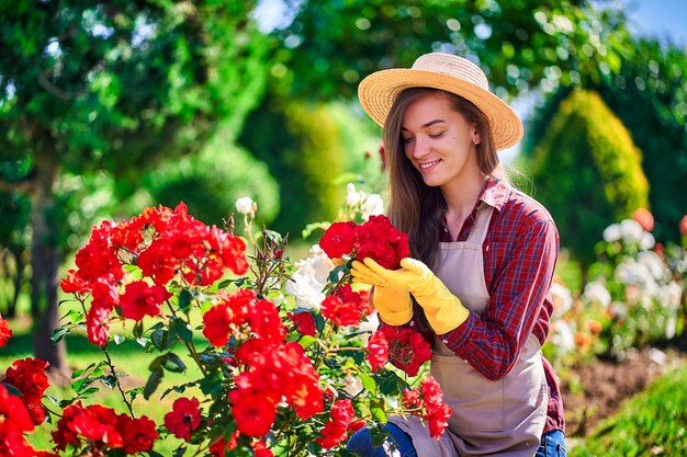 Jardinero mujer oliendo una rosa