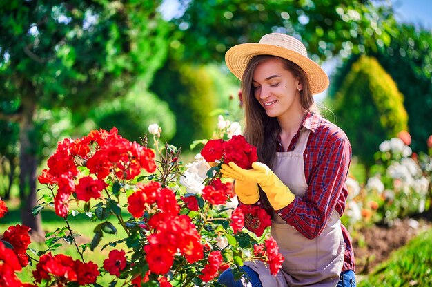 Jardinero mujer oliendo una rosa