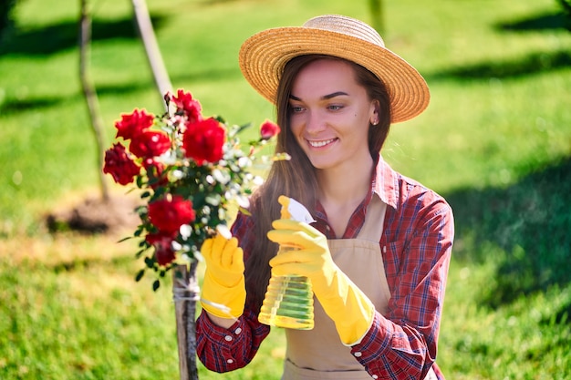 Jardinero de mujer en el patio de flores