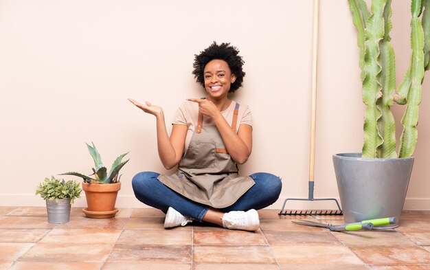 Jardinero mujer sentada en el piso