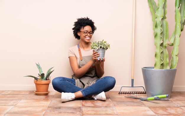 Jardinero mujer sentada en el piso