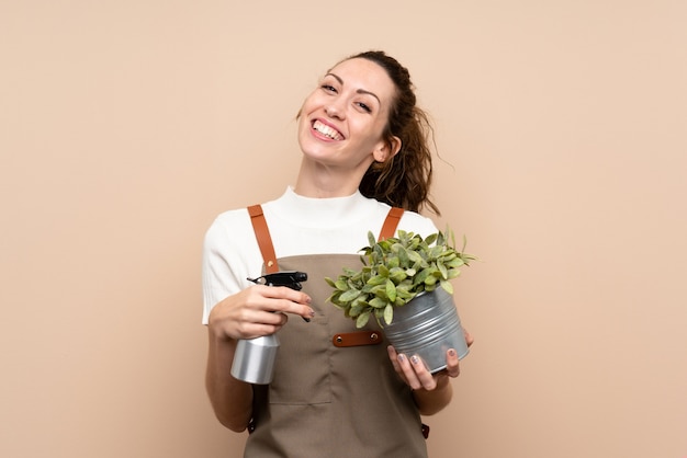 Jardinero mujer sosteniendo una planta