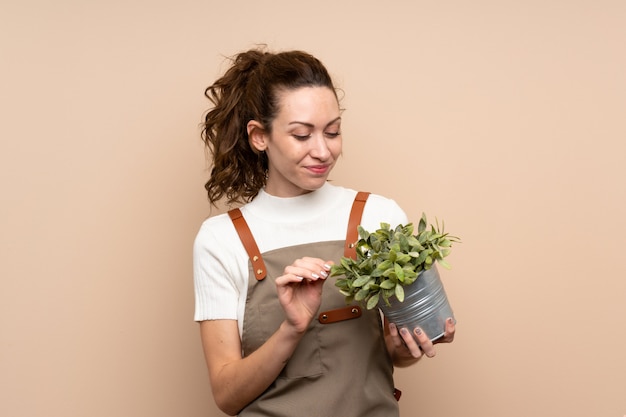 Jardinero mujer sosteniendo una planta