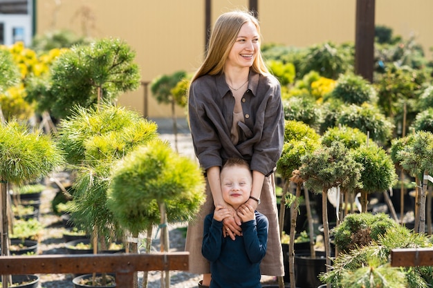 Jardinero de mujer y su amado hijo