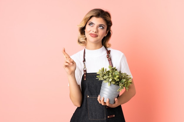 Jardinero niña sosteniendo una planta