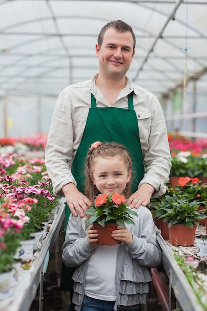 Jardinero y niño sosteniendo una flor