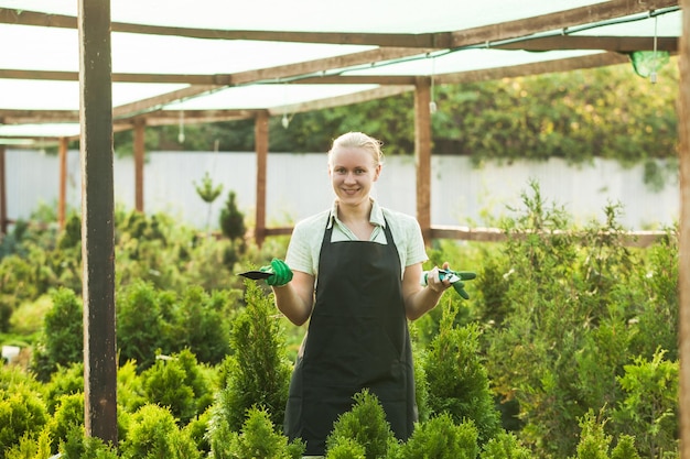 El jardinero presenta plantas verdes.