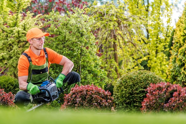 Jardinero satisfecho en un jardín