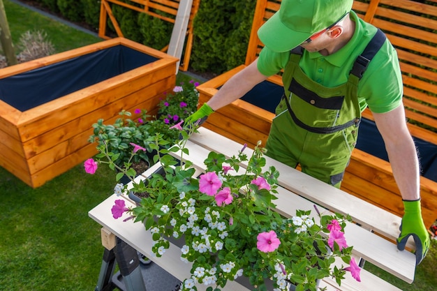 Jardineros que construyen plantas para flores ornamentales