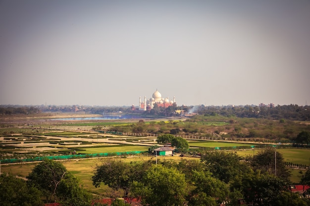 Jardines de Agra y Taj Mahal en India